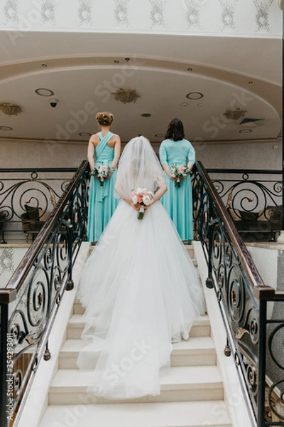 Fototapeta bride with friends