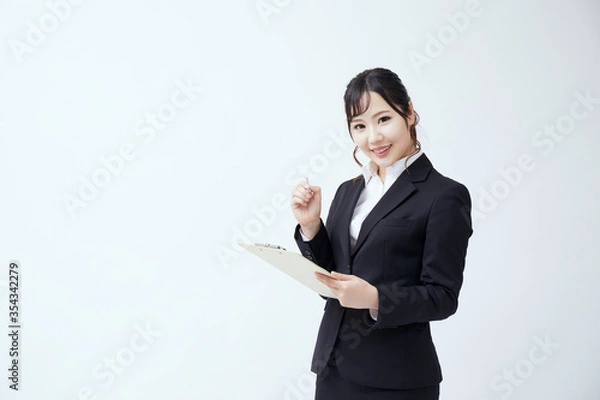 Fototapeta スーツを着た若い日本人のビジネスウーマン