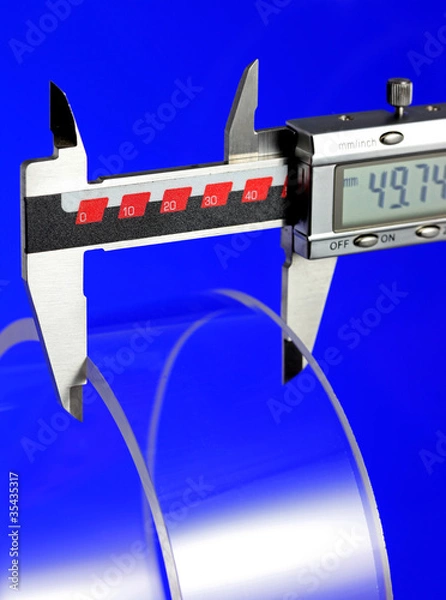 Obraz Plastikteil beim Vermessen mit Schieblehre