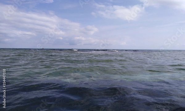 Obraz Море штормит на берегу песчаного пляжа Феодосии у эллинов на черноморской набережной 