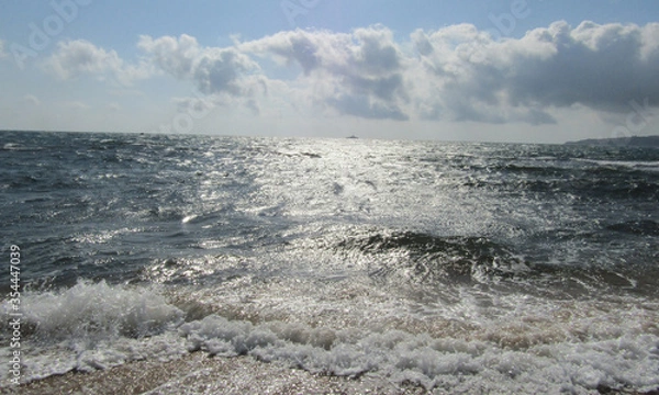 Obraz Море штормит на берегу песчаного пляжа Феодосии у эллинов на черноморской набережной 