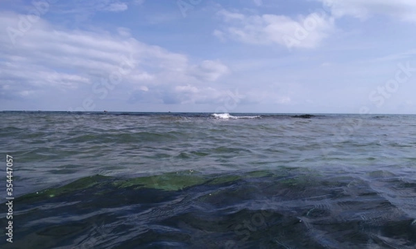 Obraz Море штормит на берегу песчаного пляжа Феодосии у эллинов на черноморской набережной 