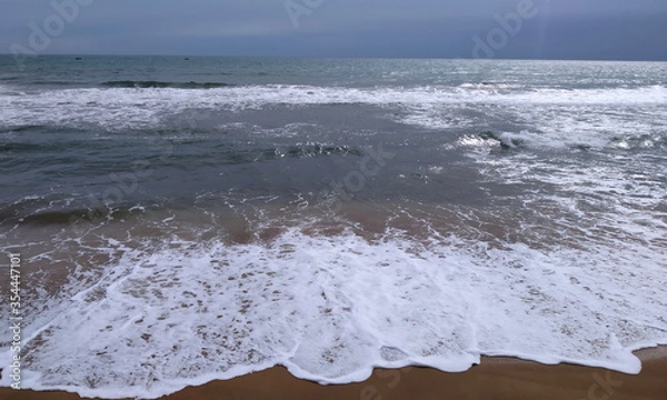 Obraz Море штормит на берегу песчаного пляжа Феодосии у эллинов на черноморской набережной 