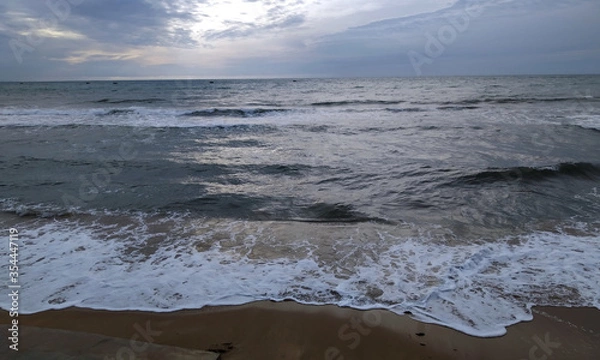 Fototapeta Море штормит на берегу песчаного пляжа Феодосии у эллинов на черноморской набережной 