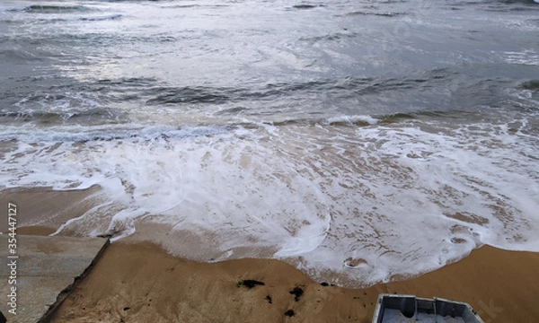 Fototapeta Море штормит на берегу песчаного пляжа Феодосии у эллинов на черноморской набережной 