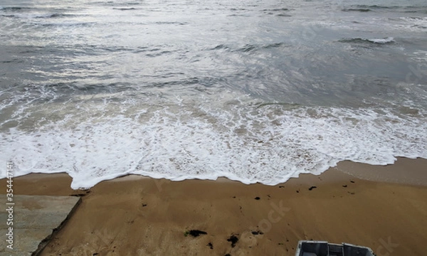 Obraz Море штормит на берегу песчаного пляжа Феодосии у эллинов на черноморской набережной 