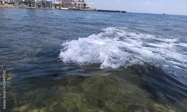 Obraz Море штормит на берегу песчаного пляжа Феодосии у эллинов на черноморской набережной 