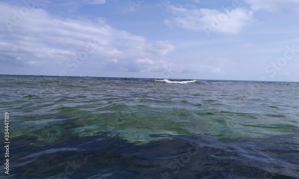 Obraz Море штормит на берегу песчаного пляжа Феодосии у эллинов на черноморской набережной 