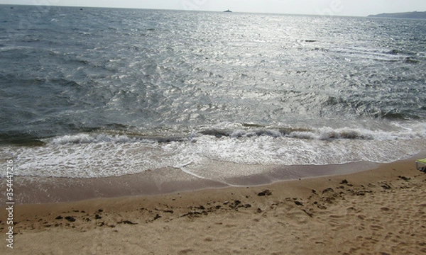 Obraz Море штормит на берегу песчаного пляжа Феодосии у эллинов на черноморской набережной 