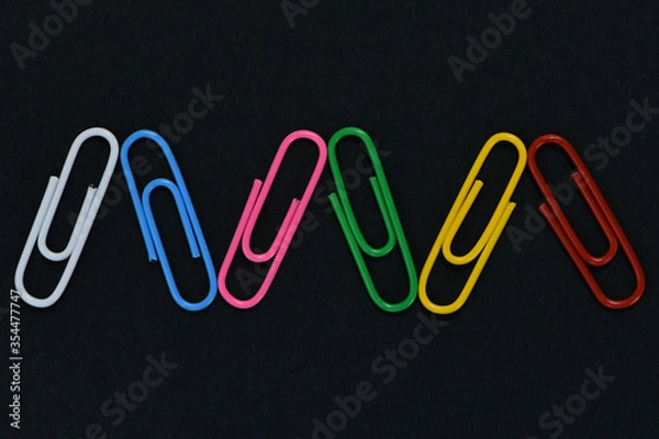 Fototapeta カラーペーパークリップ　背景黒