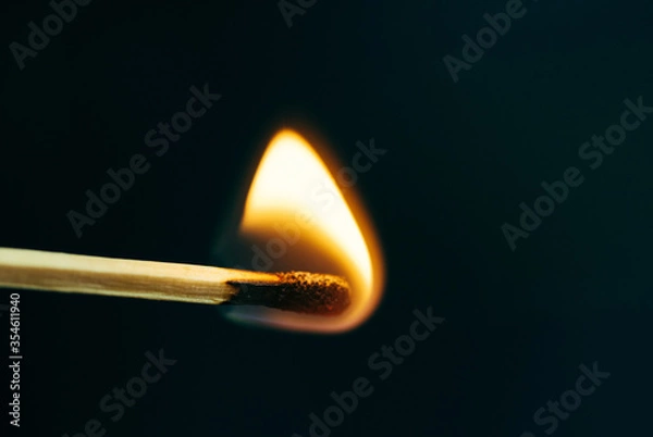 Fototapeta 火の付いたマッチ