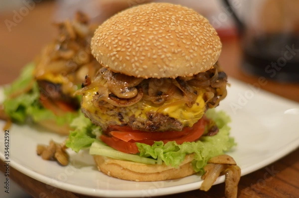 Obraz hamburguesa con hongos y cebolla