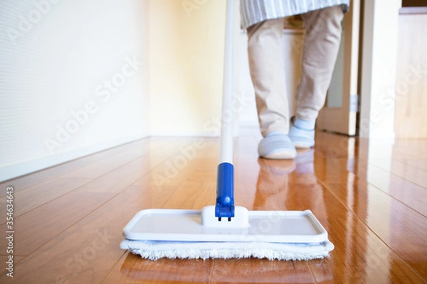 Obraz フロアリングのワックスがけ	