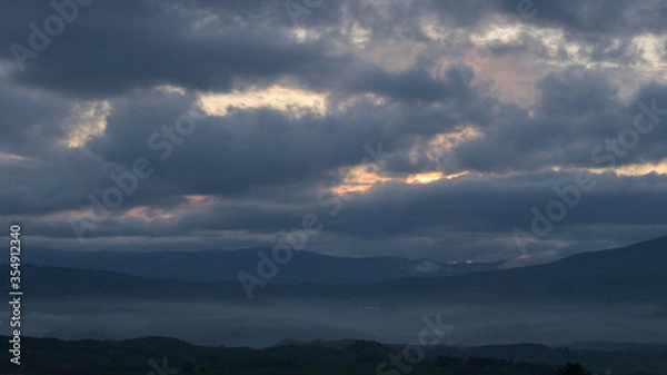 Obraz 薄暗い夕日の雲と山並み