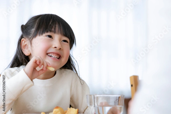 Obraz おやつを食べる女の子