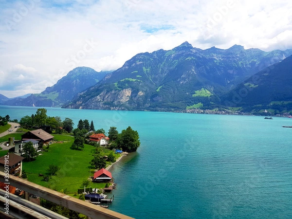 Fototapeta 스위스의 작은 호숫가의 마을 