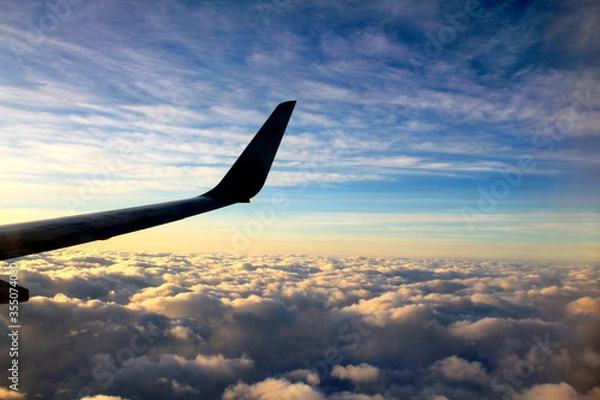 Obraz 구름 위의 비행기 날개