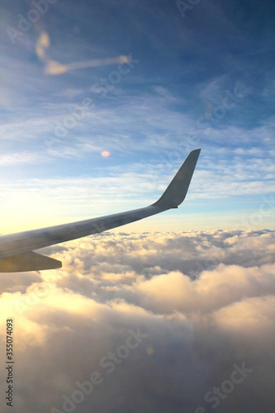 Obraz 구름 위의 비행기 날개