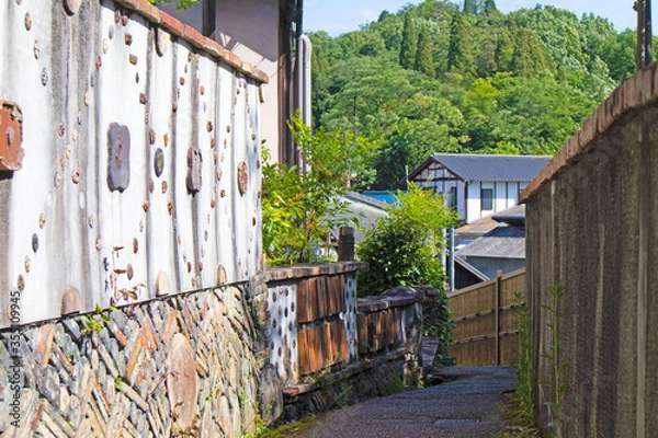 Fototapeta 焼き物の町 愛知県瀬戸市の曲がりくねった小径