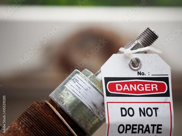 Obraz gas process valve isolation lock out tag out,Lock closed,Lock open.