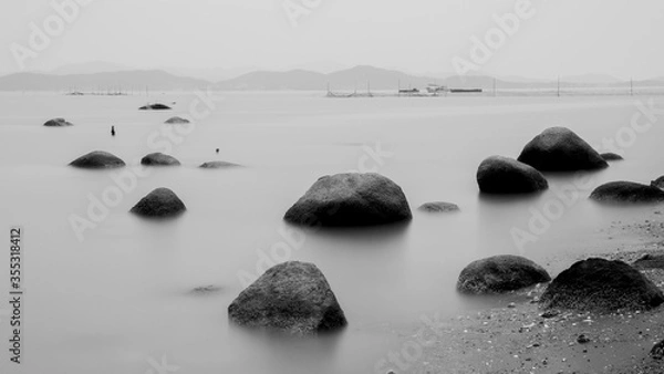 Fototapeta 바닷가 썰물 때 드러난 작은 암초