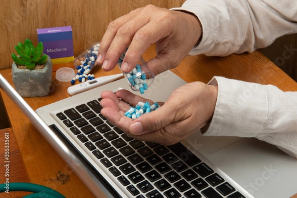 Obraz Doctor at the computer explains to the patient how to use the medicine