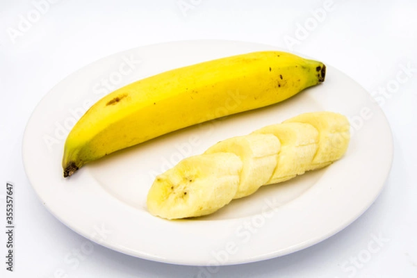 Obraz The banana slices were placed on a white plate.