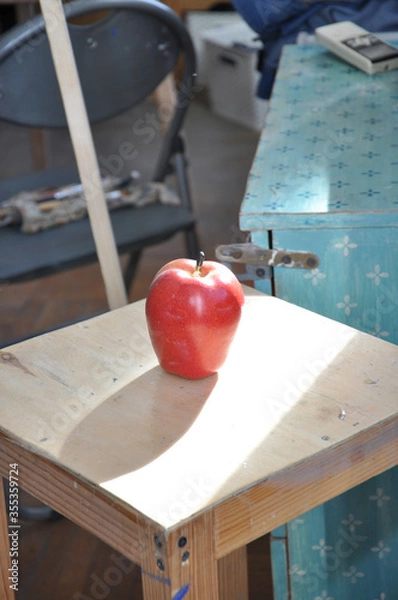 Obraz red apple on the table