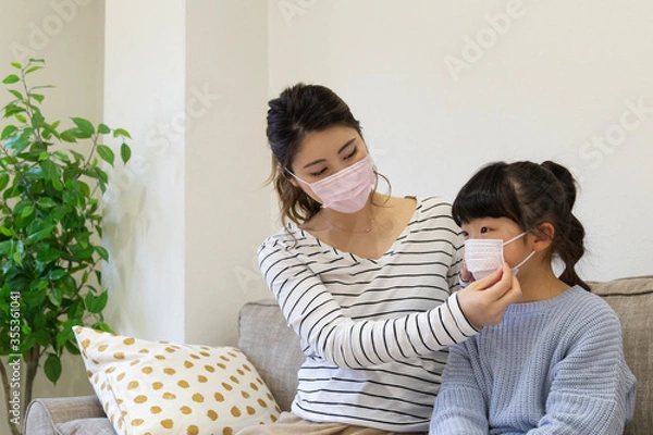 Fototapeta マスクをつける親子