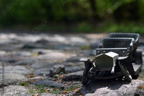 Obraz Drga brukowa i samochodzik. 