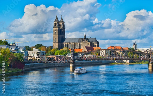 Fototapeta Panoramiczny widok na miasto Magdeburg nad Łabą w Saksonii-Anhalt w Niemczech