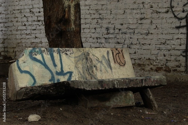 Obraz banca de cemento con graffiti
