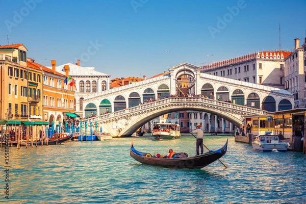 Fototapeta Gondola na Canal Grande w pobliżu mostu Rialto w Wenecji, Włochy