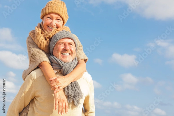 Fototapeta stara para seniorów jesień zima