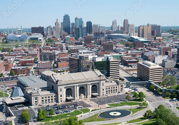 Fototapeta A panoramic view of Kansas City on a sunny day with Union Station in the foreground
