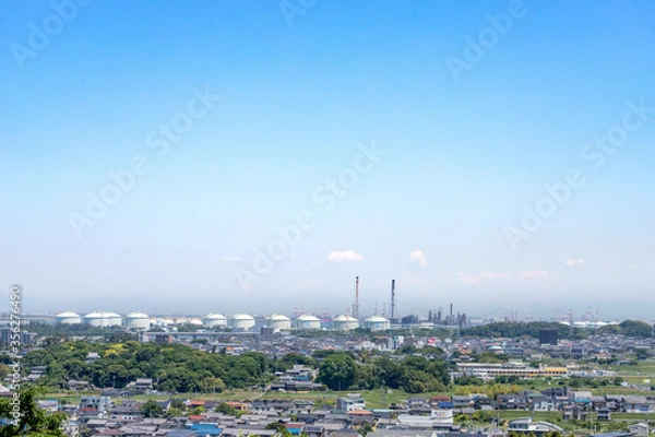 Fototapeta ガスタンクのある日本の街
