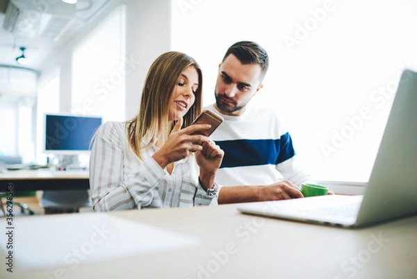 Fototapeta Messages using wifi 4G connection in coworking