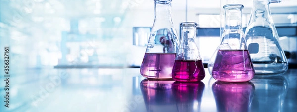 Fototapeta fioletowa szklana kolba w niebieskim tle badań laboratoryjnych nauki chemii