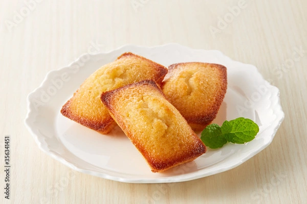 Obraz 白い洋皿に美味しそうなフィナンシェが3個