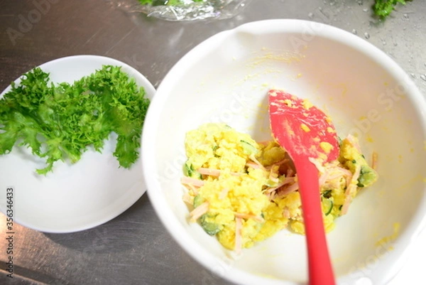 Obraz ポテトサラダを作るキッチン