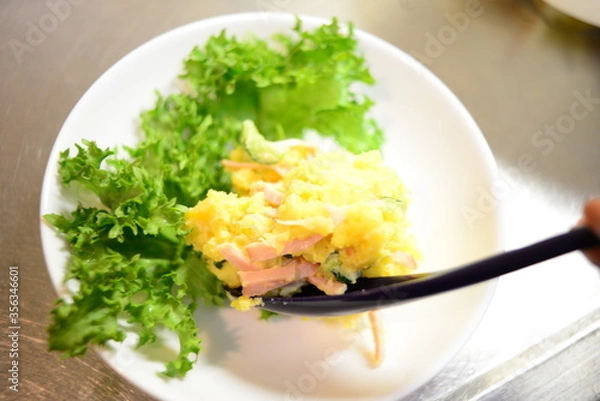 Obraz 盛り付け途中のポテトサラダ