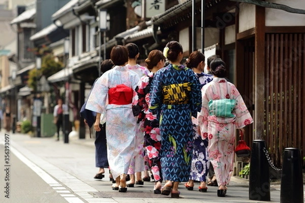 Obraz 日本の下町の街並み、美しい浴衣の女性たち
