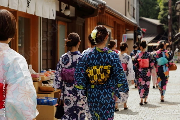 Obraz 日本の下町の街並み、美しい浴衣の女性たち