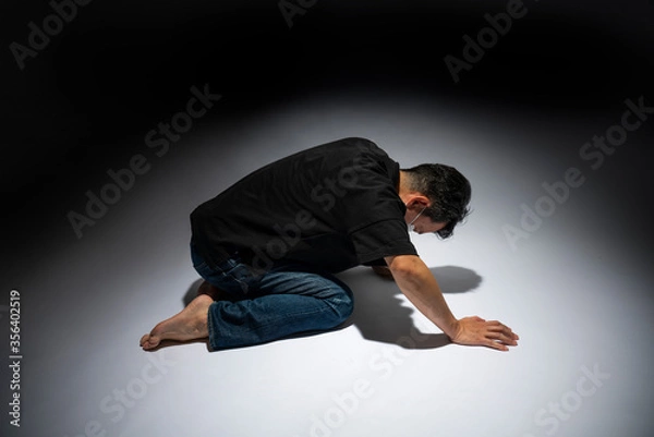 Fototapeta 悩む　落ち込む　男