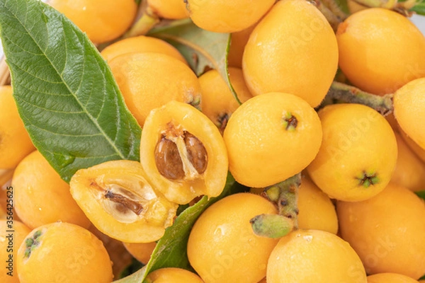 Obraz 皮をむいて種が見えているビワ