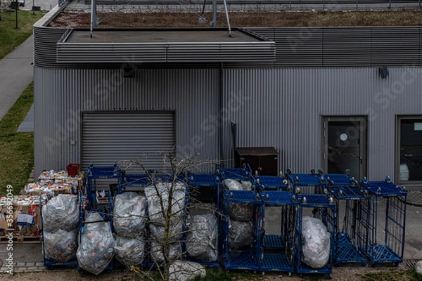 Obraz Abfallbehälter vor einer Warenausgabe