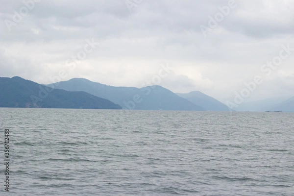 Fototapeta 山をバックに大海原が広がっています。