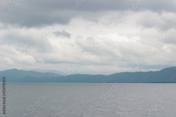 Fototapeta 山をバックに大海原が広がっています。