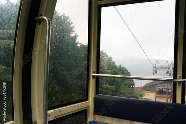 Obraz ロープウェイに乗りました。
ロープウェイの内側から撮った写真です。