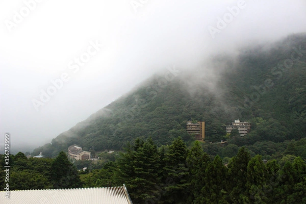 Obraz 霧に包まれた山と海の中を、船は進む。